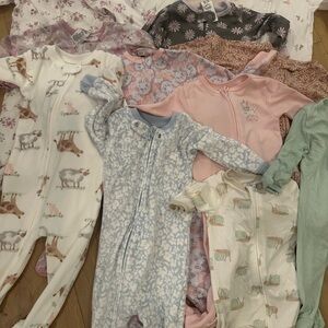 Carter’s & Gerber Baby Girl Assorted Footed Sleepers 13pcs 6-9 M, 12M